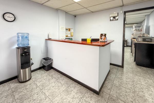 Alquiler de edificio comercial con galera en parque lefevre