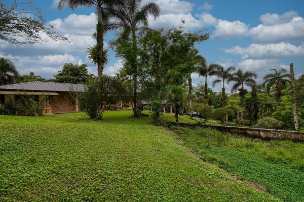 Finca residencial de 3,69 hectáreas con lagos, río y bosque.