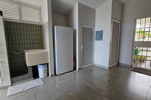 Venta casa unifamiliar de esquina remodelada costa sur