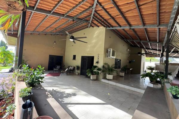 Casa con piscina en lote de 2.239 m²