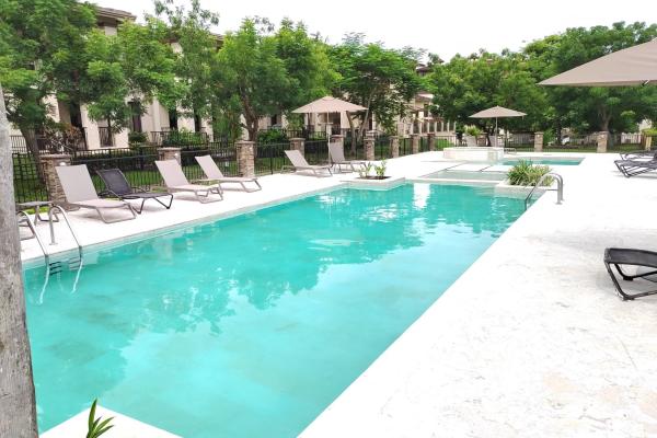 Vendo townhome en embassy club para inversionistas. generando renta.