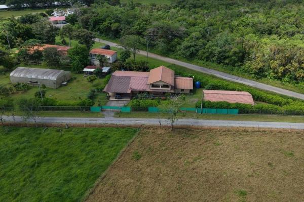 Casa familiar con jardines y taller en un terreno de 3486 m² en potrerillos