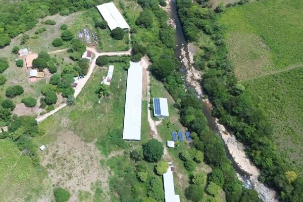 Granja de 13.6 ha con casa, galeras y río en natá, coclé