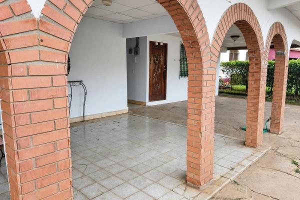 Se vende propiedad de 8 habitaciones con zonificación comercial