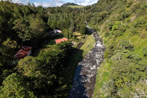 Finca frente al río bambito en venta | volcán panamá