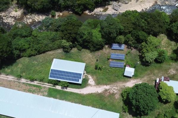 Granja de 13.6 ha con casa, galeras y río en natá, coclé