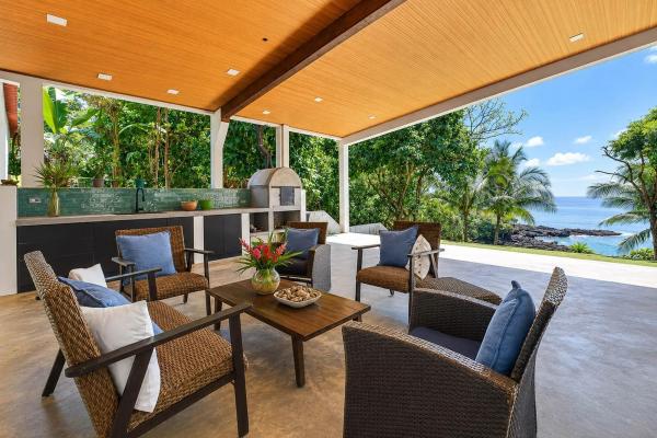 Oceanfront home with swimming pool in mata oscura