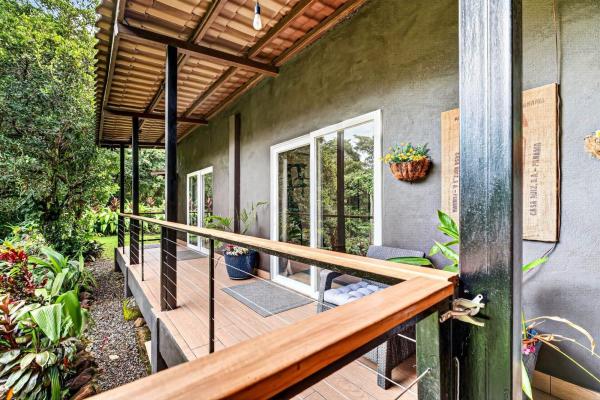 Finca ribereña con dos casas en 3,14 acres.