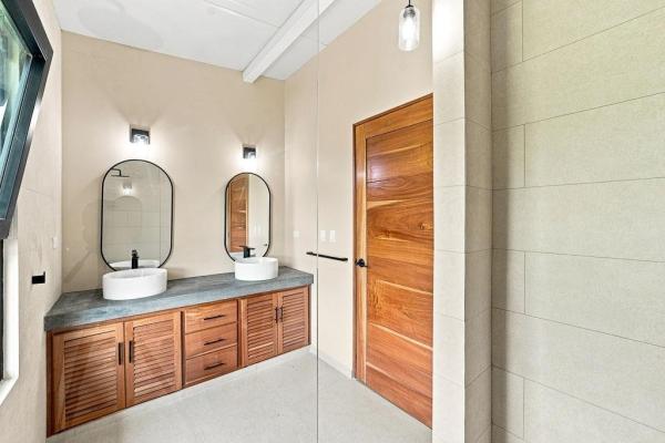Casa con energía solar y casita cerca de pedasí
