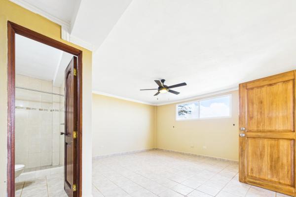 Casa con vistas a la montaña y al océano en venta en sora