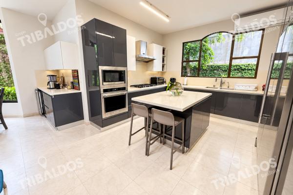 House for sale in costa del este | pool, private gym, and spacious social areas