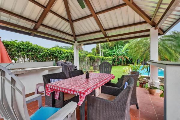 Amplia casa con piscina y apartamento para invitados