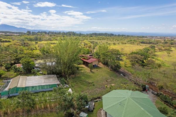 Eco-friendly 2 bed 2 bath bamboo home in boquete