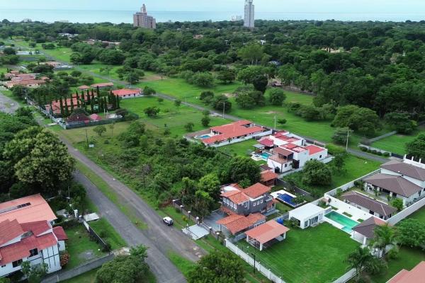 House in coronado with pool and 1000m2 land