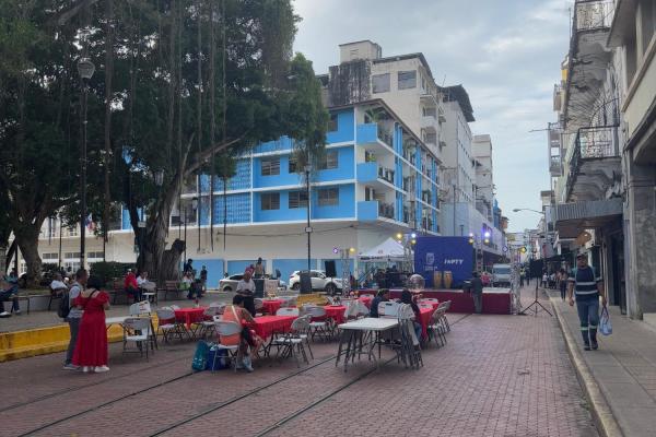 Edificio con 3 locales comerciales en santa ana. (casa angélica)