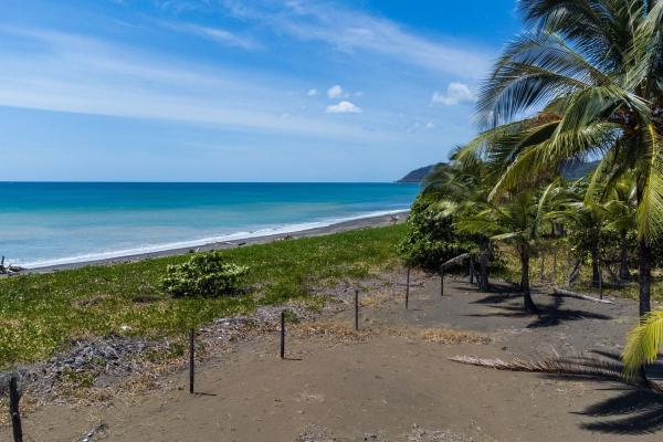 Se vende terreno titulado frente a la playa en cambutal