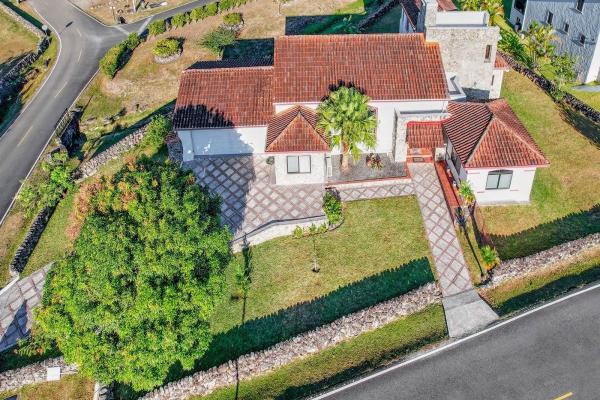 Distinctive home in los molinos | boquete, panama