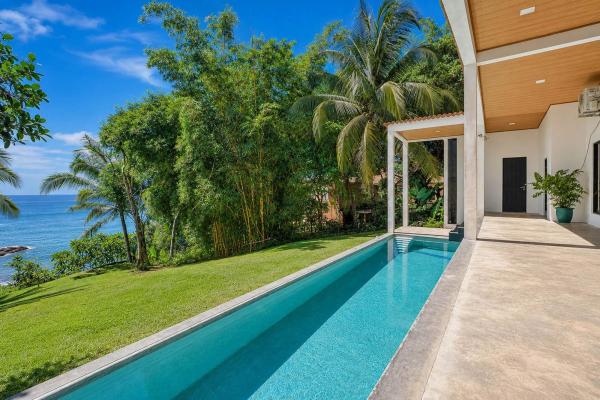 Oceanfront home with swimming pool in mata oscura