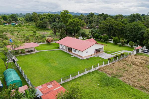 La casa de tus sueños con un amplio terreno en boquerón
