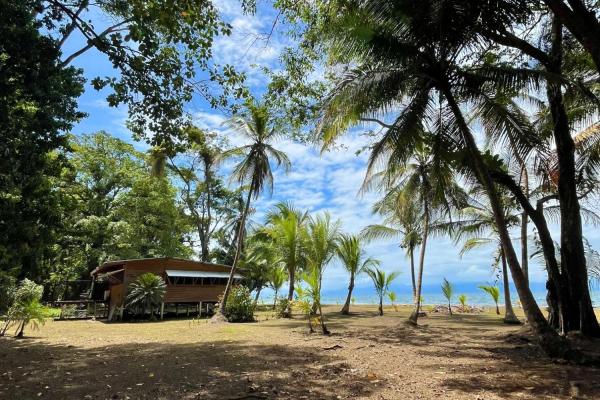 Casa frente al mar fuera de la red en venta