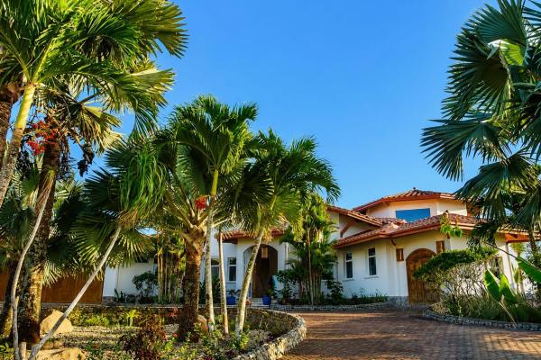 Beachfront mansion with pool in la barqueta