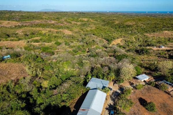 Finca de desarrollo de 26 hectáreas con vistas al océano y a la montaña.