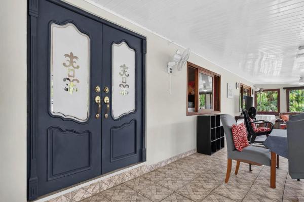Amplia casa con piscina y apartamento para invitados
