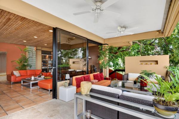 Bioclimatic architect-designed home in dos mares