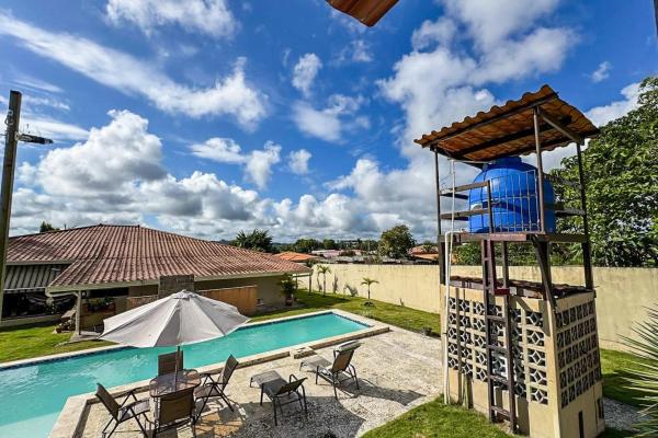 Casa con piscina en lote de 2.239 m²