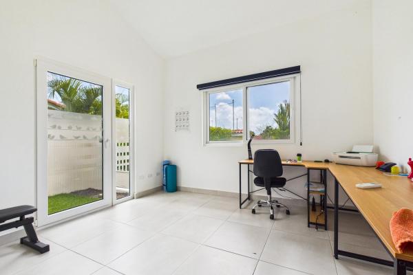 Hermosa casa moderna de 2 dormitorios con piscina