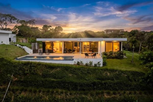 Casa frente a la playa con casita y piscina en hermosa bay