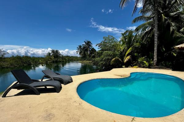 Hermosa villa frente al agua con muelle privado en sunset point, isla colón