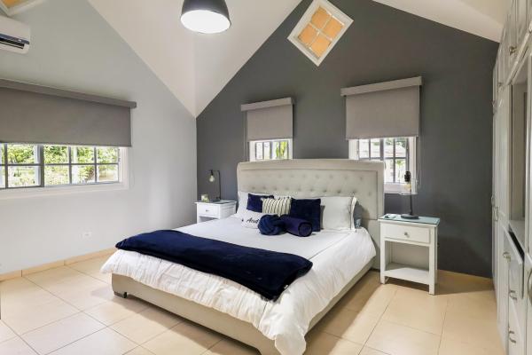 Venta de casa de 2 niveles en altos de panamá