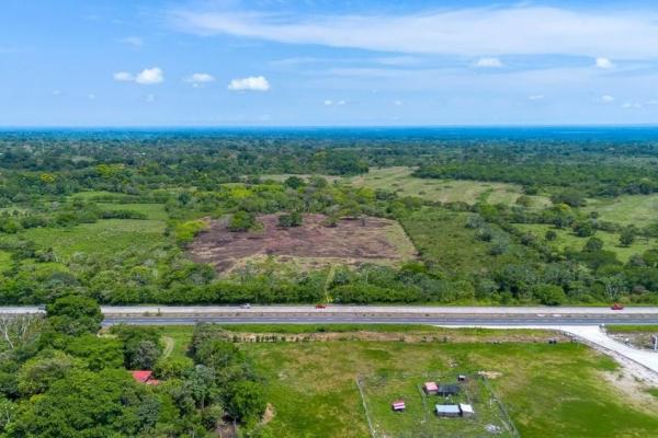 Terreno de 8 hectáreas en venta con acceso a la carretera panamericana.