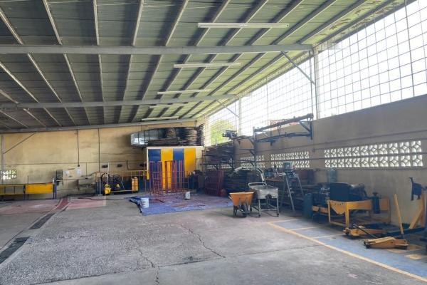 Venta de terreno con galera, parque lefebre