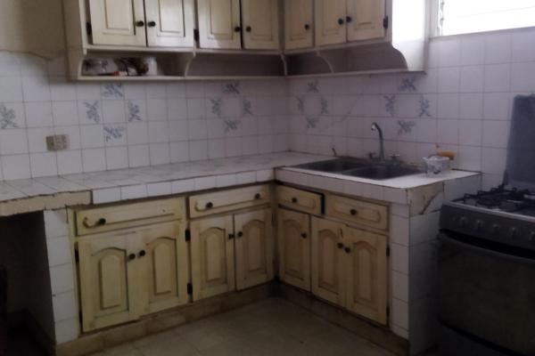 Se vende propiedad de 8 habitaciones con zonificación comercial.