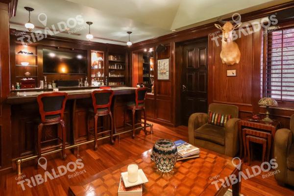 Venta de casa de 2 niveles en altos del golf
