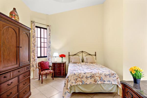 Rare 3-bedroom corner condo in valle escondido
