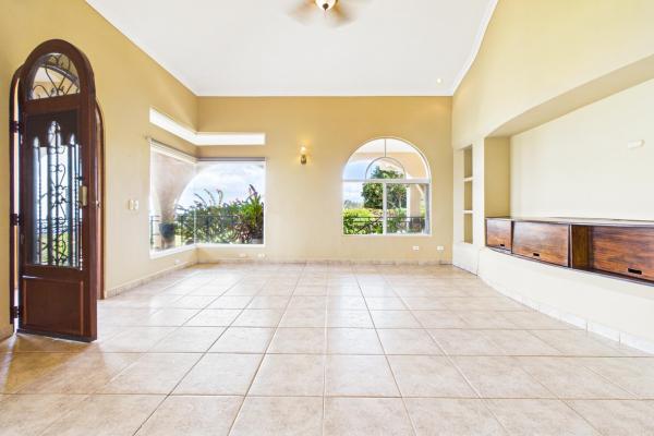 Casa con vistas a la montaña y al océano en venta en sora