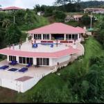 Amplia casa con impresionantes vistas al mar.