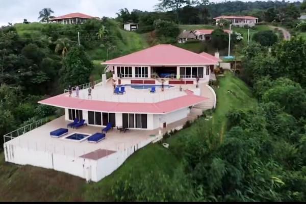 Amplia casa con impresionantes vistas al mar.