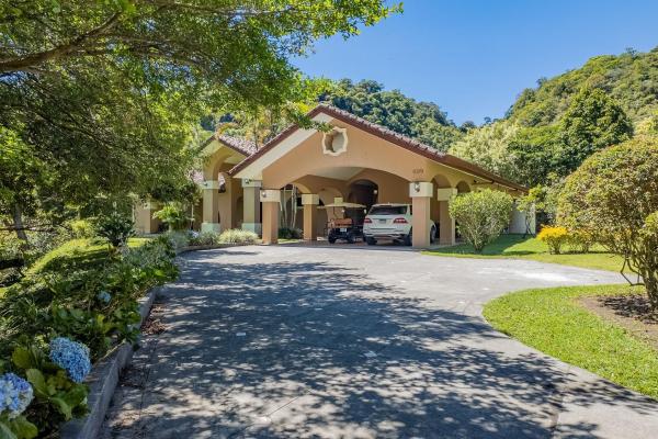 Two villas with 6 bedrooms and mountain views