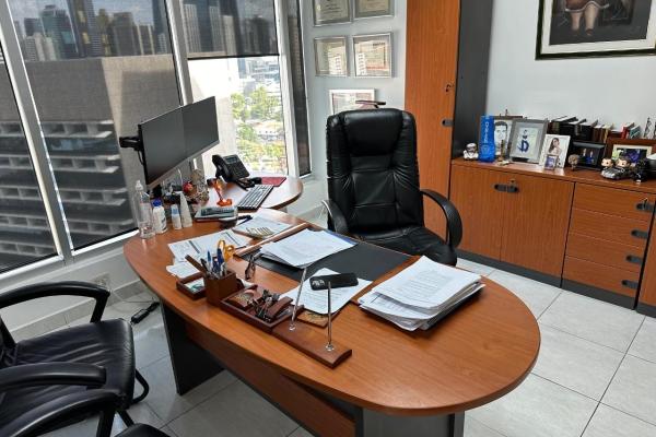 Se venden excelentes oficinas en el área bancaria
