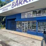 Se vende local comercial y dos casas