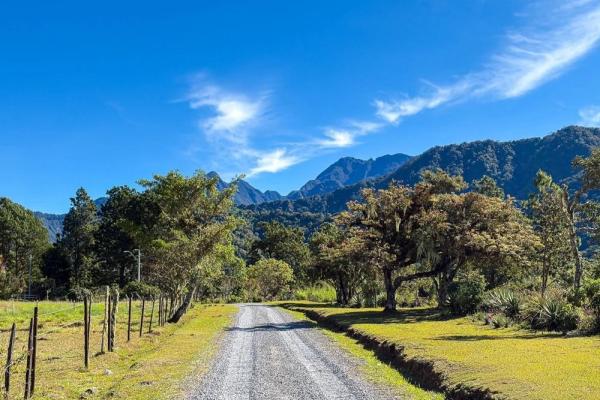 High-end off-grid home with volcán barú views