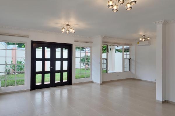 Alquiler de casa unifamiliar en esquina – costa sur, villa valencia