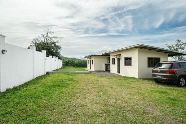 Alto boquete home with studio & fenced yard