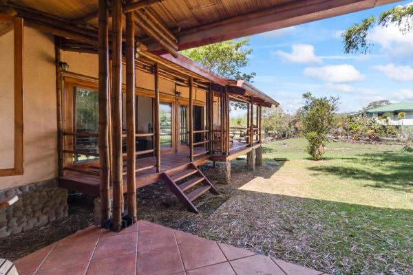 Eco-friendly 2 bed 2 bath bamboo home in boquete