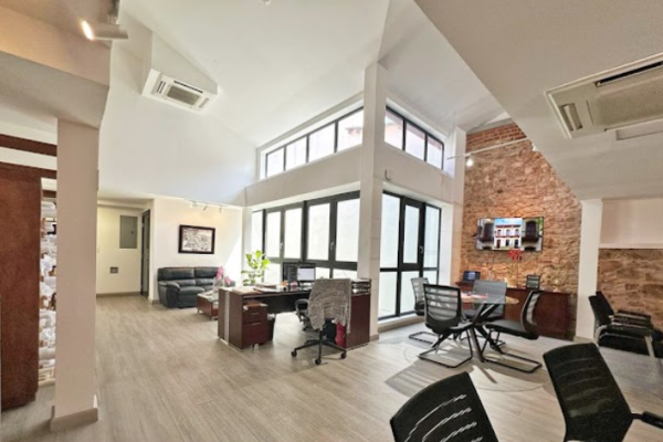 Venta de oficina en casa pérez alemán, casco antiguo