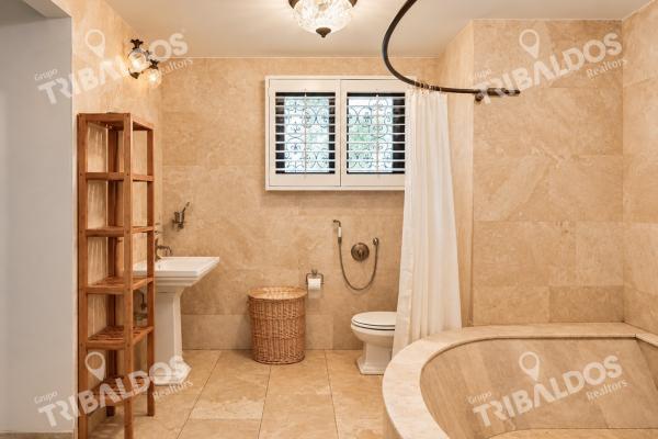 Venta de casa de 2 niveles en altos del golf